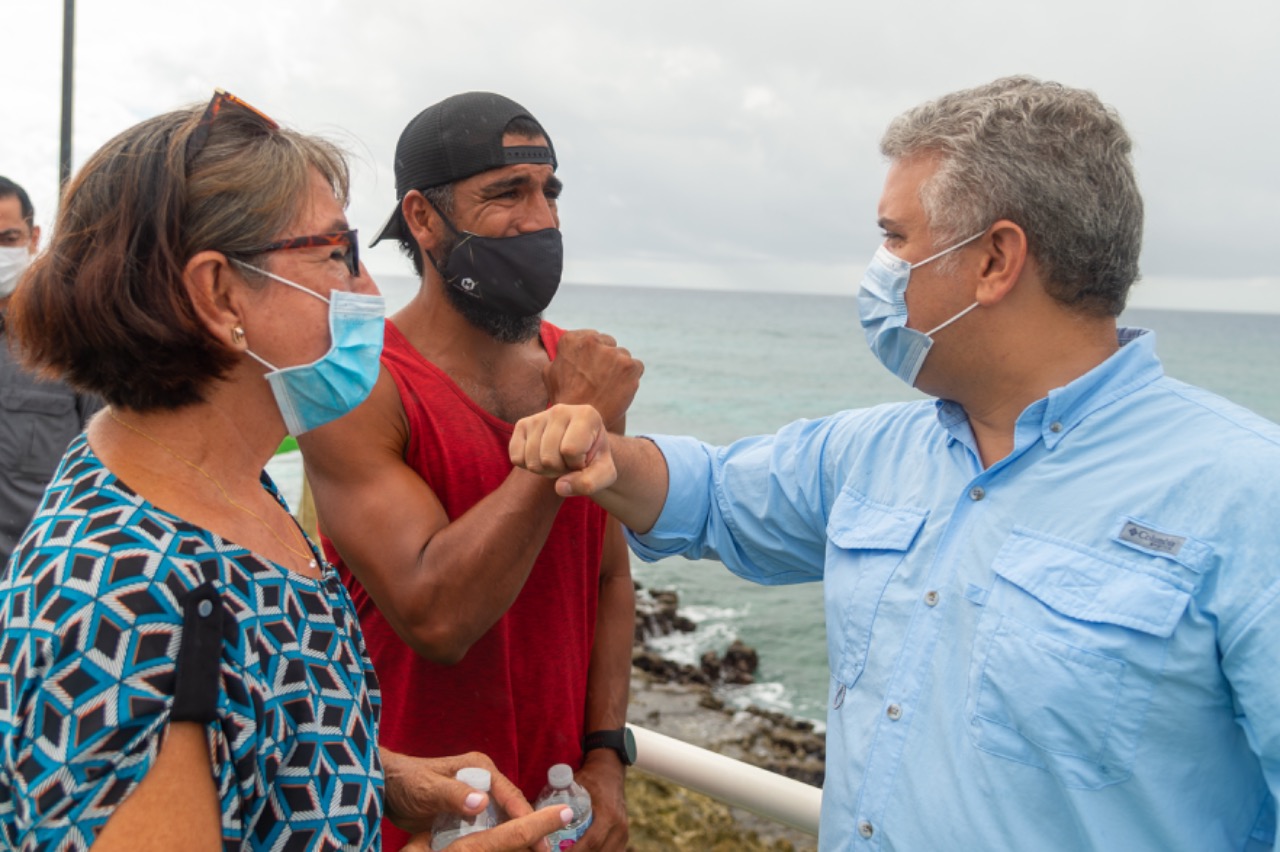 El Presidente Duque saluda a residentes de la Isla.