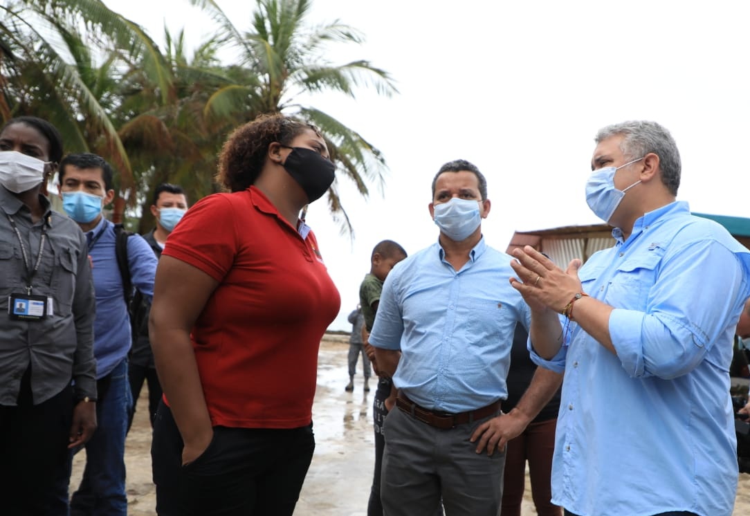El presidente Duque dialogó con sanandresanos afectados durante su recorrido por la isla.