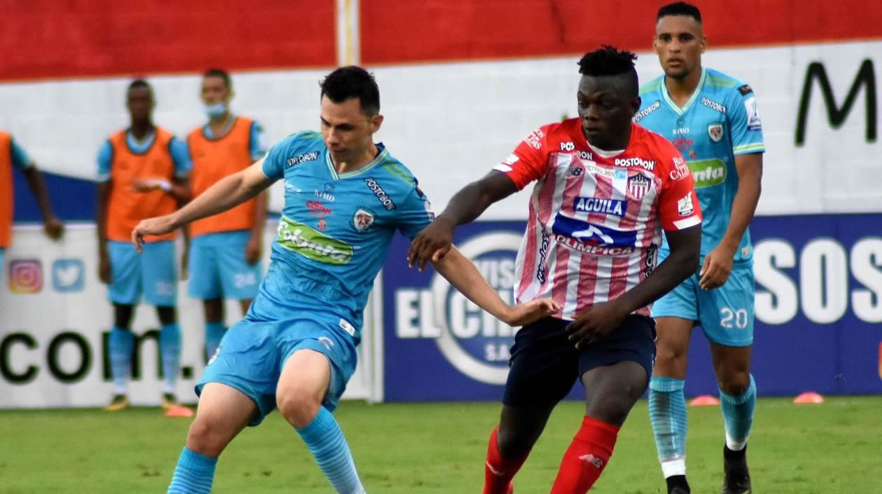 Edwuin Cetré disputando el balón.