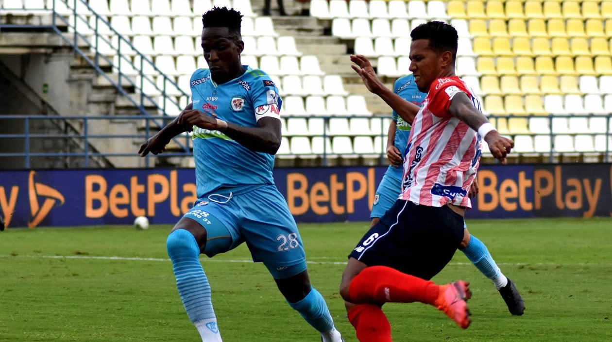 James Sánchez enfrentando la marca de Yonathan Murillo.