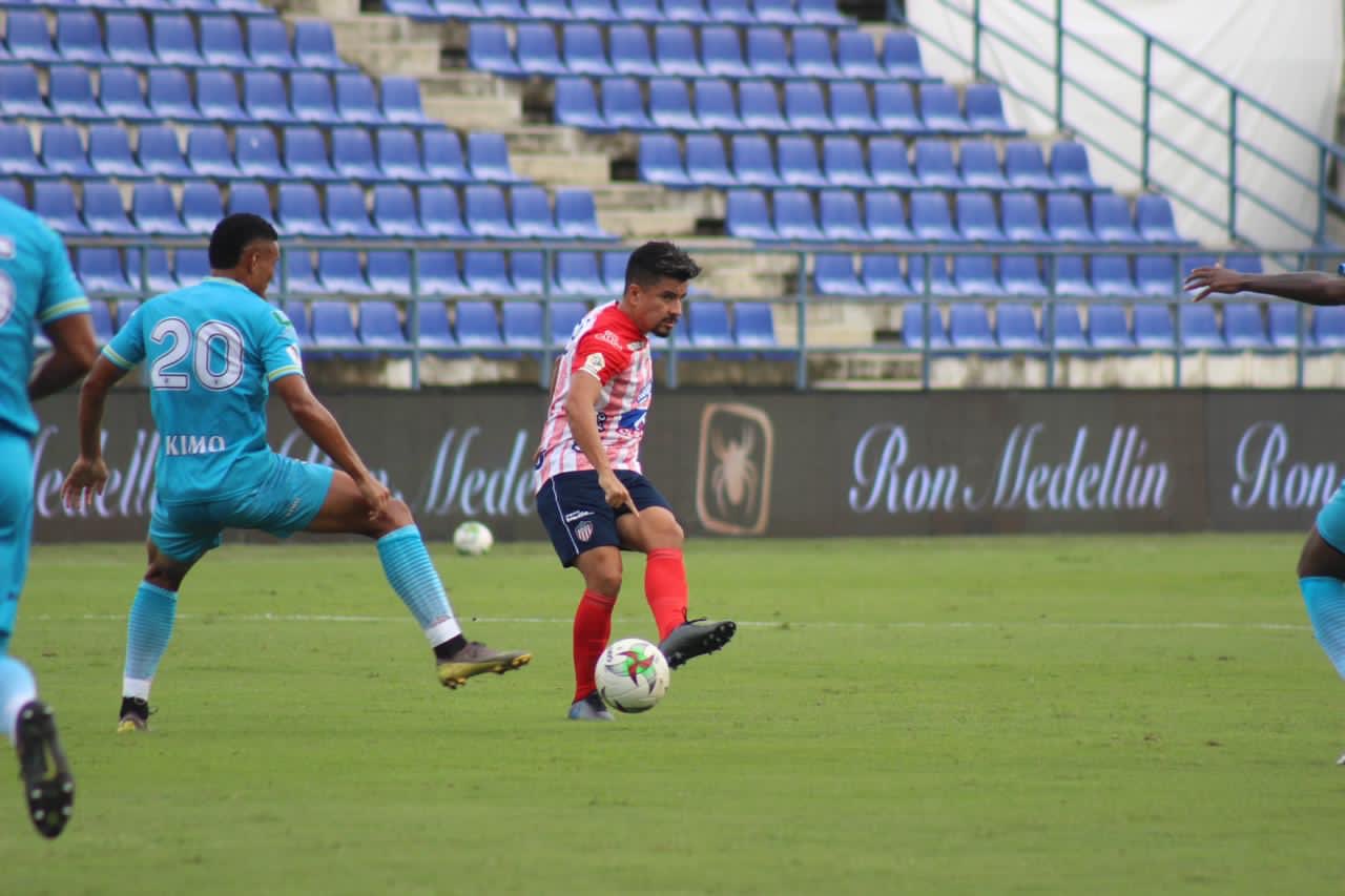 Sherman Cárdenas remata ante la marca de Fabián Mosquera.