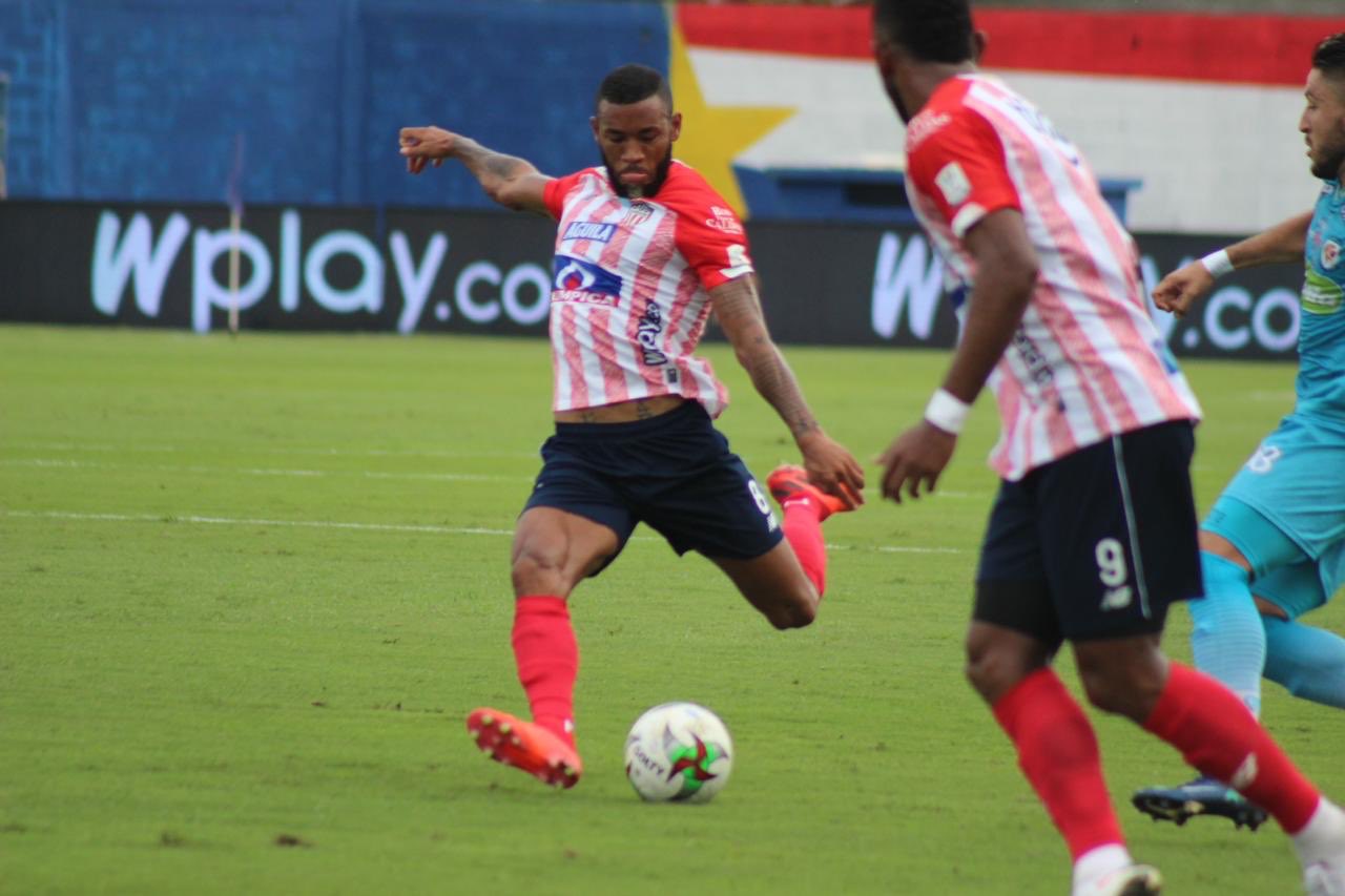 Freddy Hinestroza rematando al arco de Robinson Zapata.