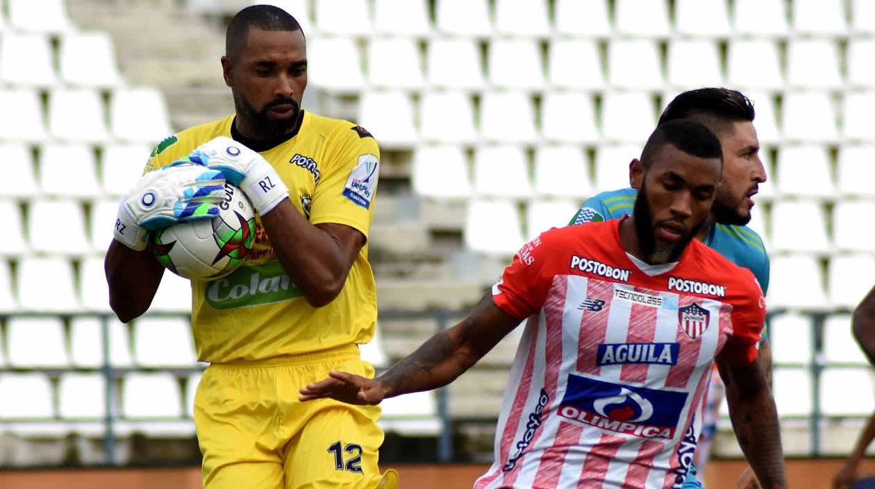 Freddy Hinestroza disputando el balón con el arquero Robinson Zapata.