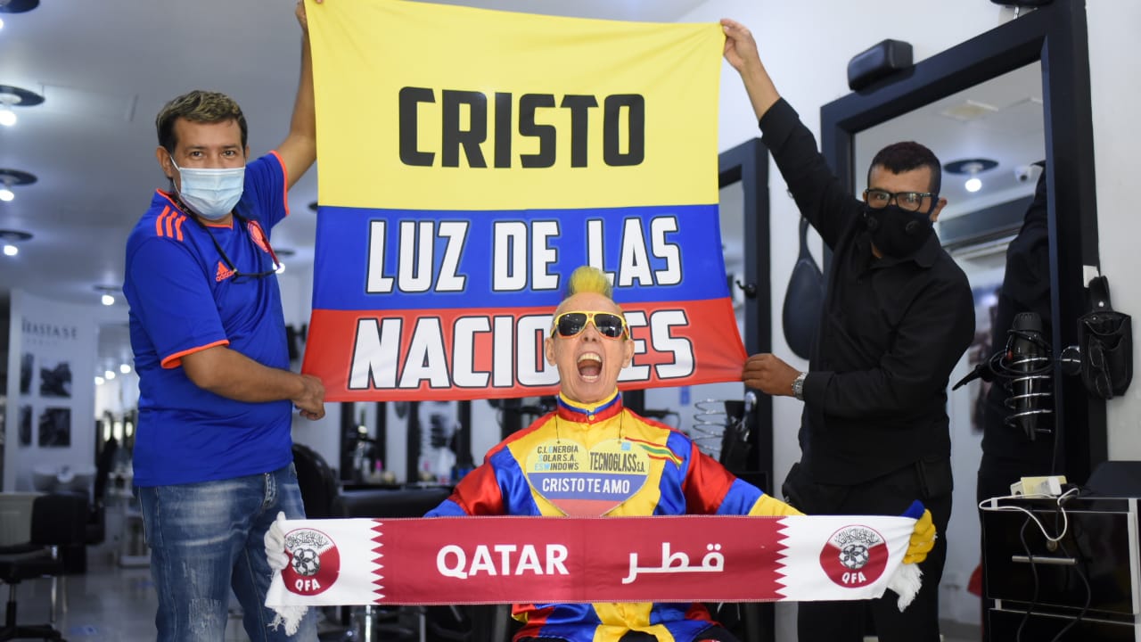 El 'Cole' con sus peluqueros. 