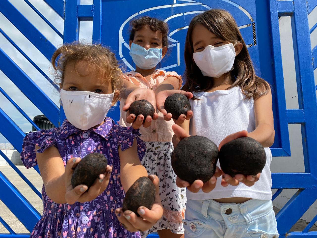 Los niños recibiendo el tradicional producto.