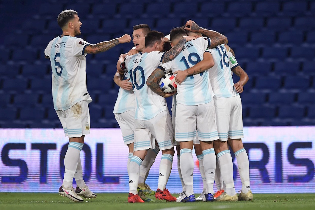 Jugadores argentinos celebrando el empate 1-1 anotado por Nicolás González.