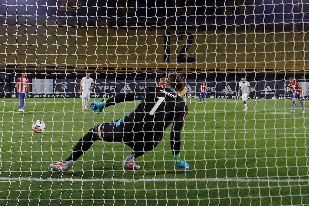 En cobro de tiro penal Ángel Romero vence a Franco Armani.