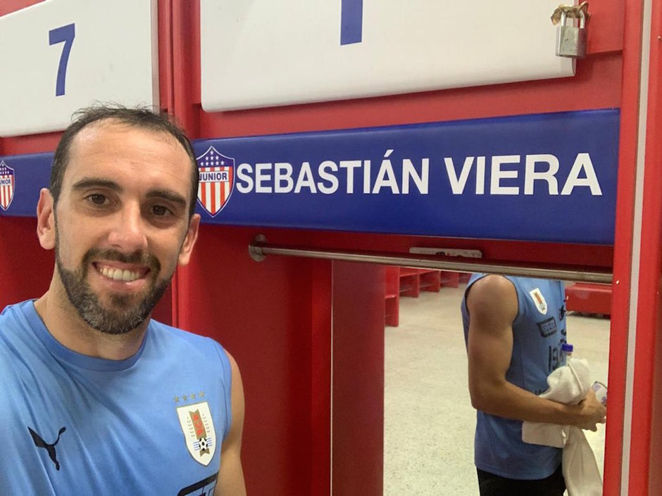 Diego Godín en el espacio de su amigo Sebastián Viera en el camerino juniorista.