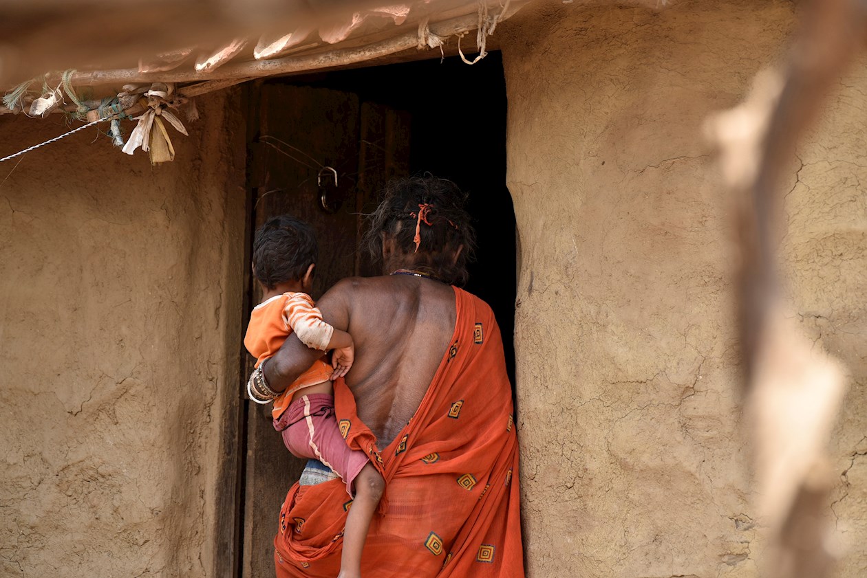 En India, durante los últimos 30 años, millones de niñas se han esfumado sin dejar rastro o han muerto antes de cumplir los 6, bajo la sospecha de haber sido arrancadas del vientre antes de nacer, asesinadas, vendidas, abandonadas, o hechas desaparecer por sus propios padres.