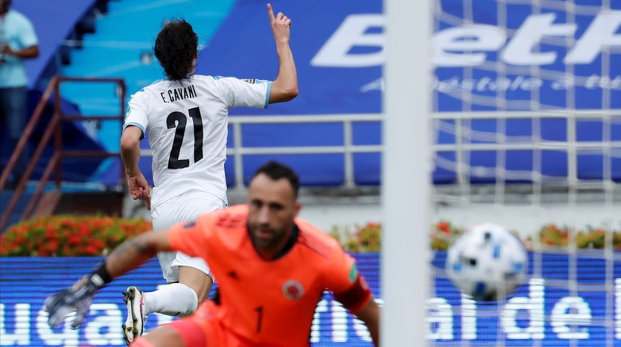 Edinson Cavani celebra su anotación.