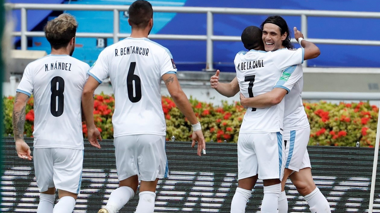 Edinson Cavani de Uruguay celebra al anotar el primer gol de la tarde.