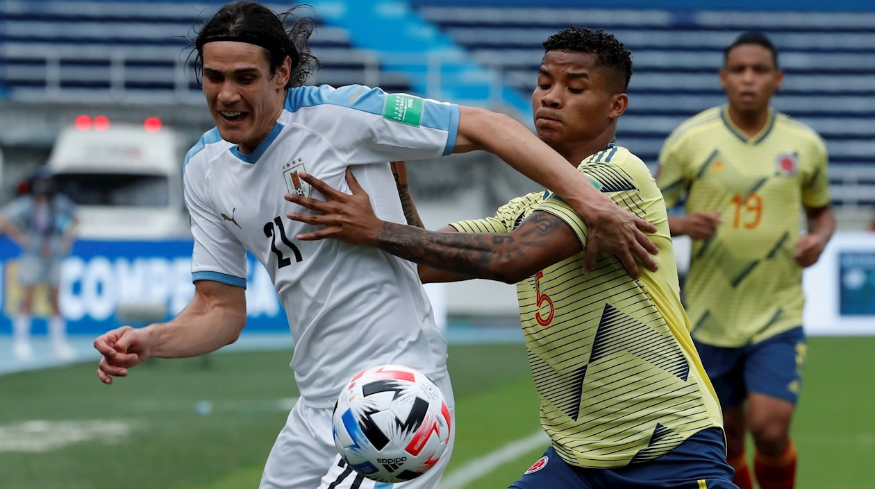 Wilmar Barrios de Colombia disputa un balón con Edinson Cavani de Uruguay