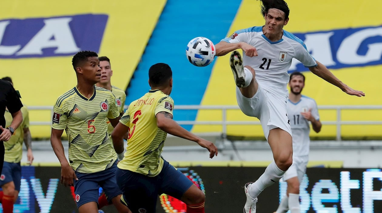 Jeison Murillo de Colombia disputa un balón con Edinson Cavani