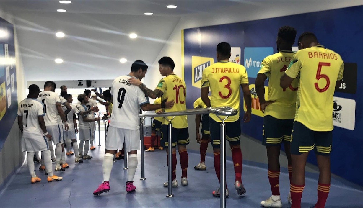 El goleador uruguayo Luis Suárez saludando a James Rodríguez a la salida del camerino