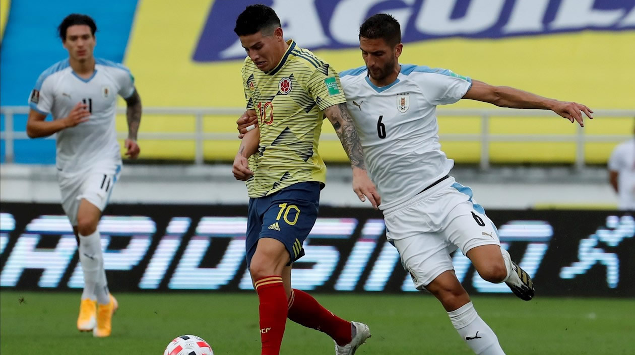James Rodríguez disputa un balón con Rodrigo Betancur