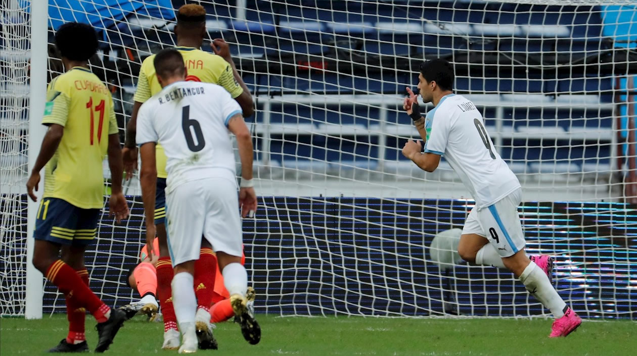 Luis Suárez de Uruguay celebra al anotar un penalti hoy