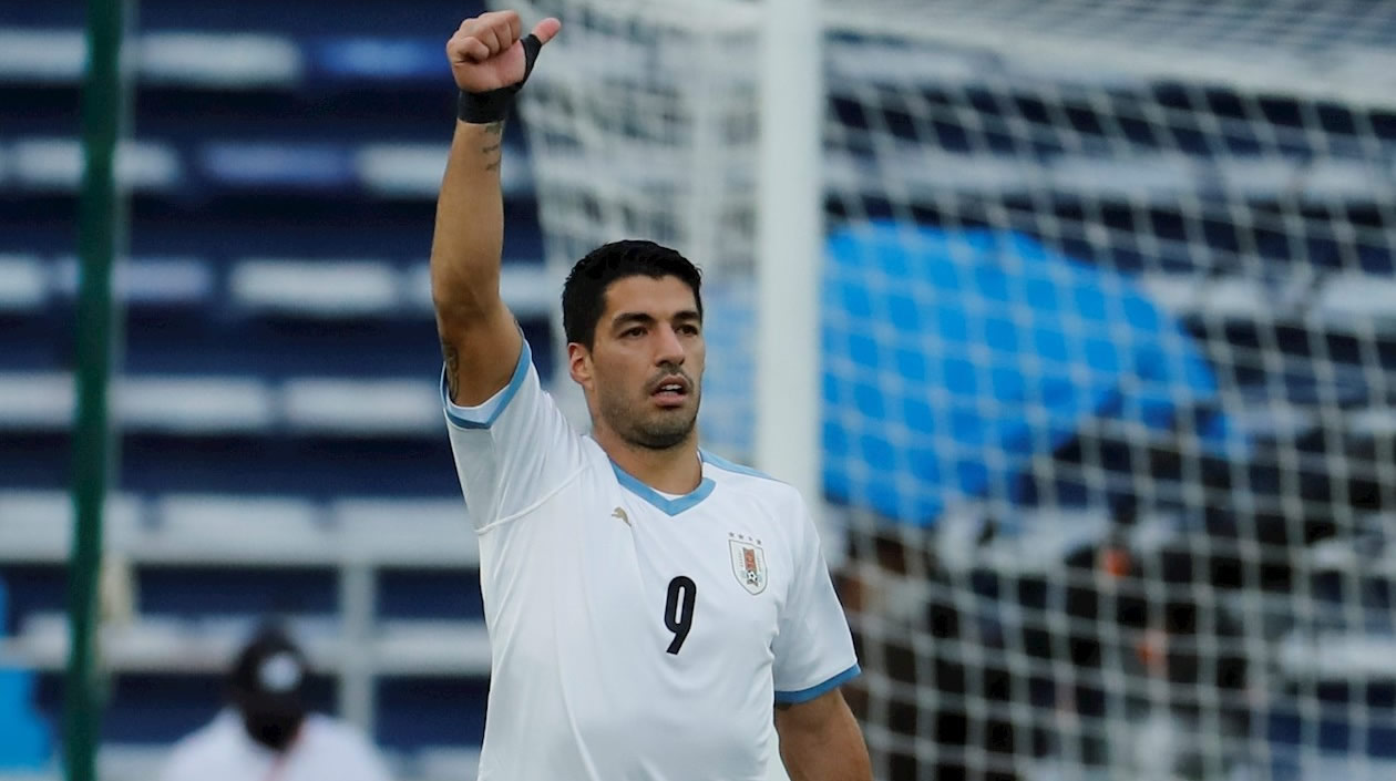 Luis Suárez de Uruguay celebra al anotar un penalti hoy