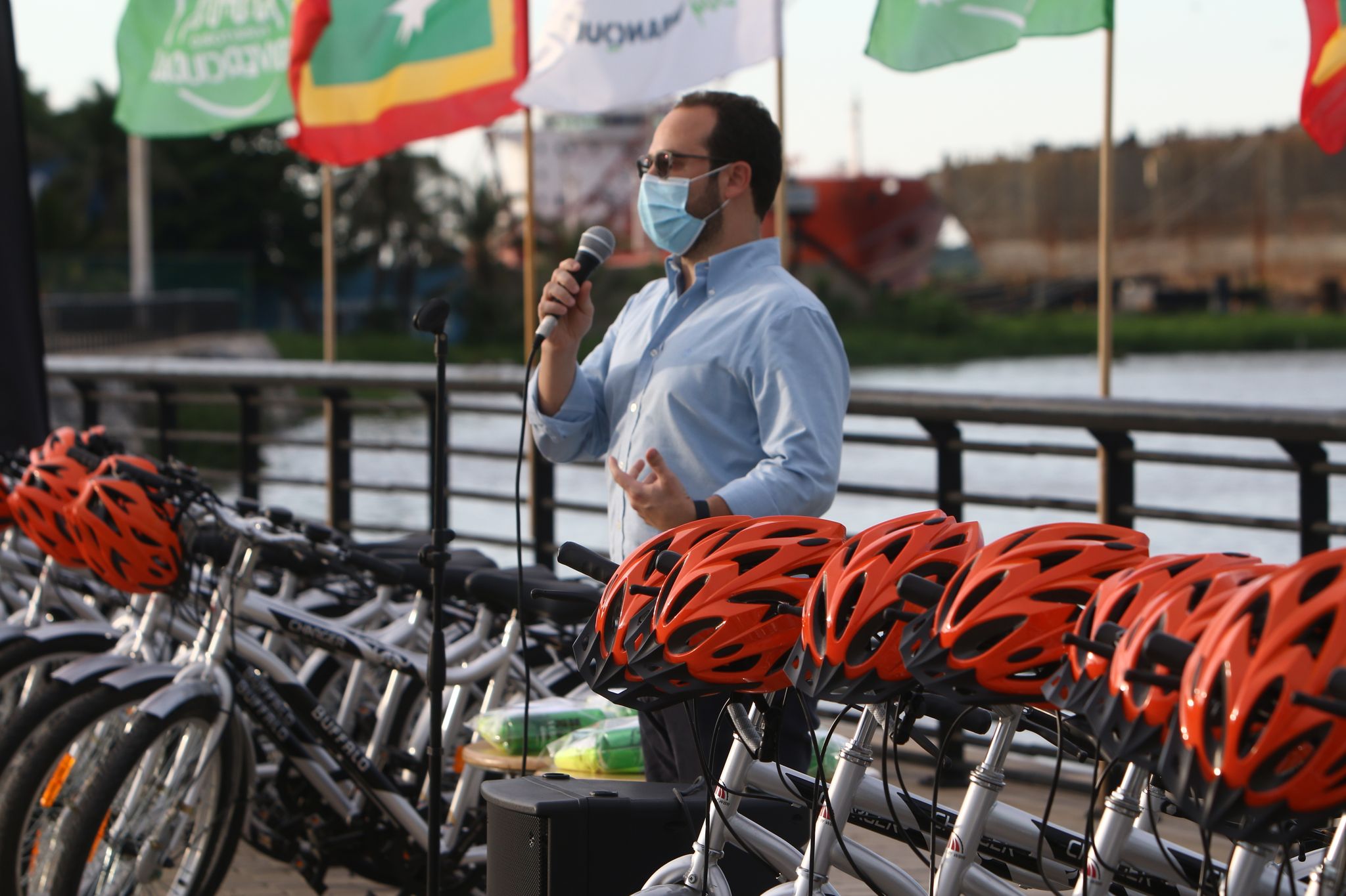 Alcaldía de Barranquilla. El Secretario de Desarrollo en la entrega de bicicletas