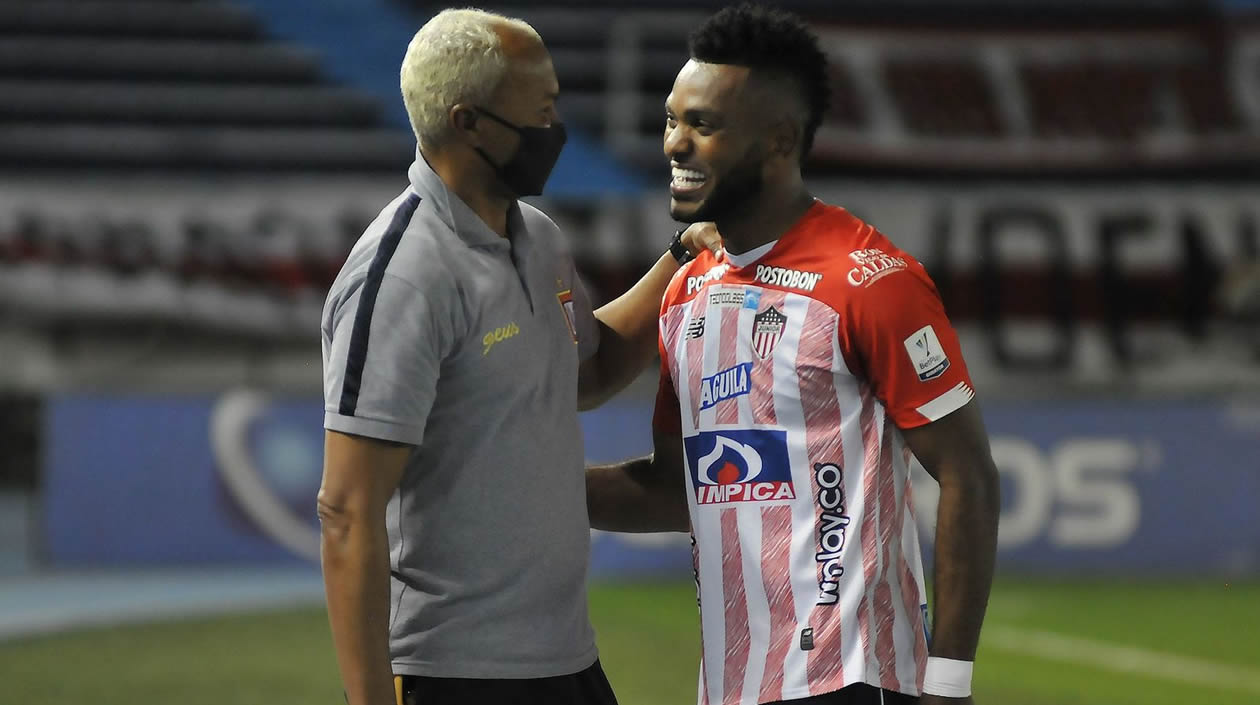 Miguel Ángel Borja saludando al DT de Boyacá Chicó.