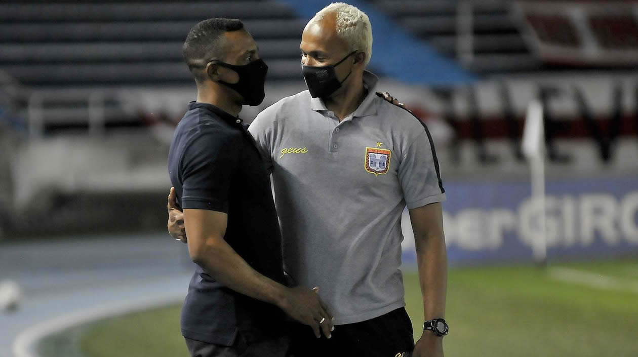 Saludo de los técnicos en contienda.