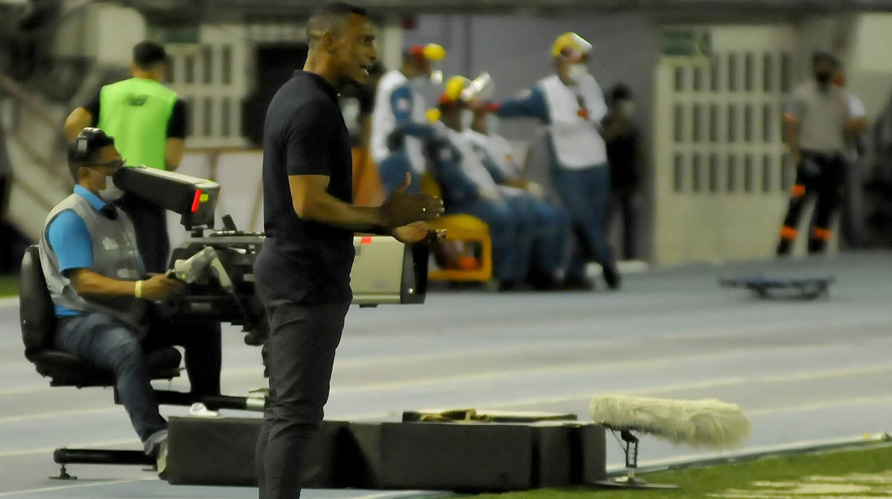 El DT del Junior Luis Amaranto Perea dirigiendo desde la pista atlética.