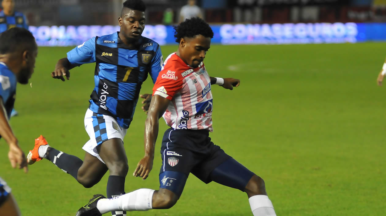 El lateral Fabían Viáfara en función ofensiva.