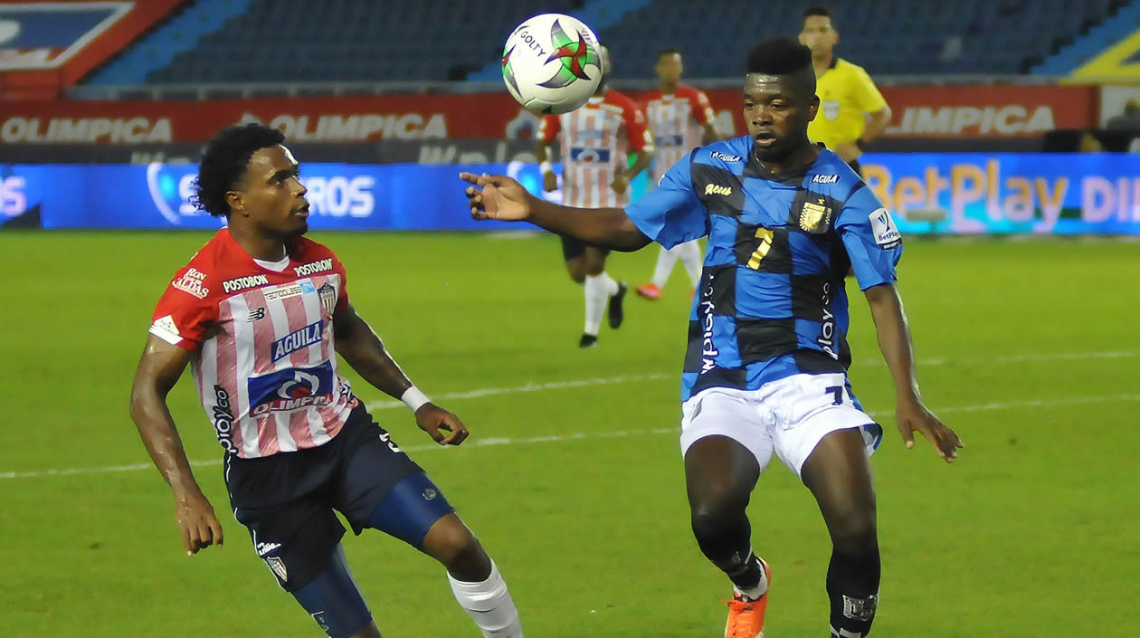Fabián Viáfara neutralizando la llegada ofensiva de Geimer Balanta.