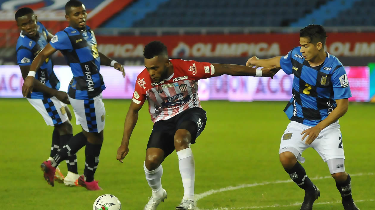 Miguel Ángel Borja intentando ante tres rivales.