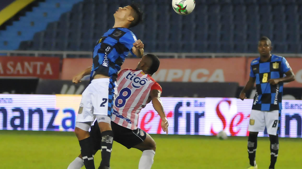 Freddy Hinestroza disputando el balón con Jhonathan Muñoz.