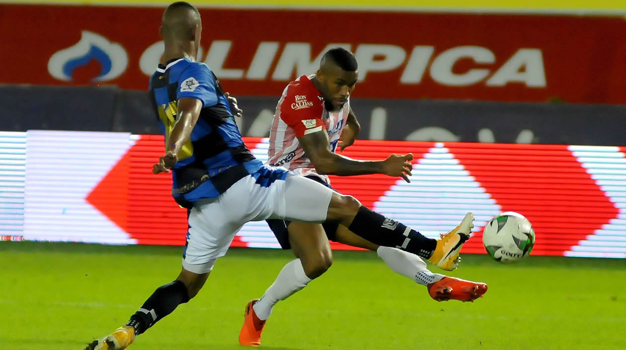 Freddy Hinestroza rematando al arco.