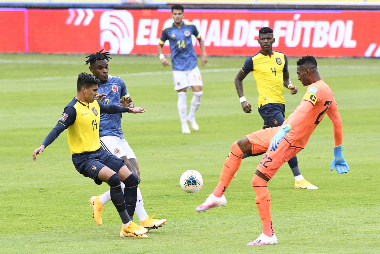 El arquero Alexander Domínguez despejando una llegada de Duván Zapata.