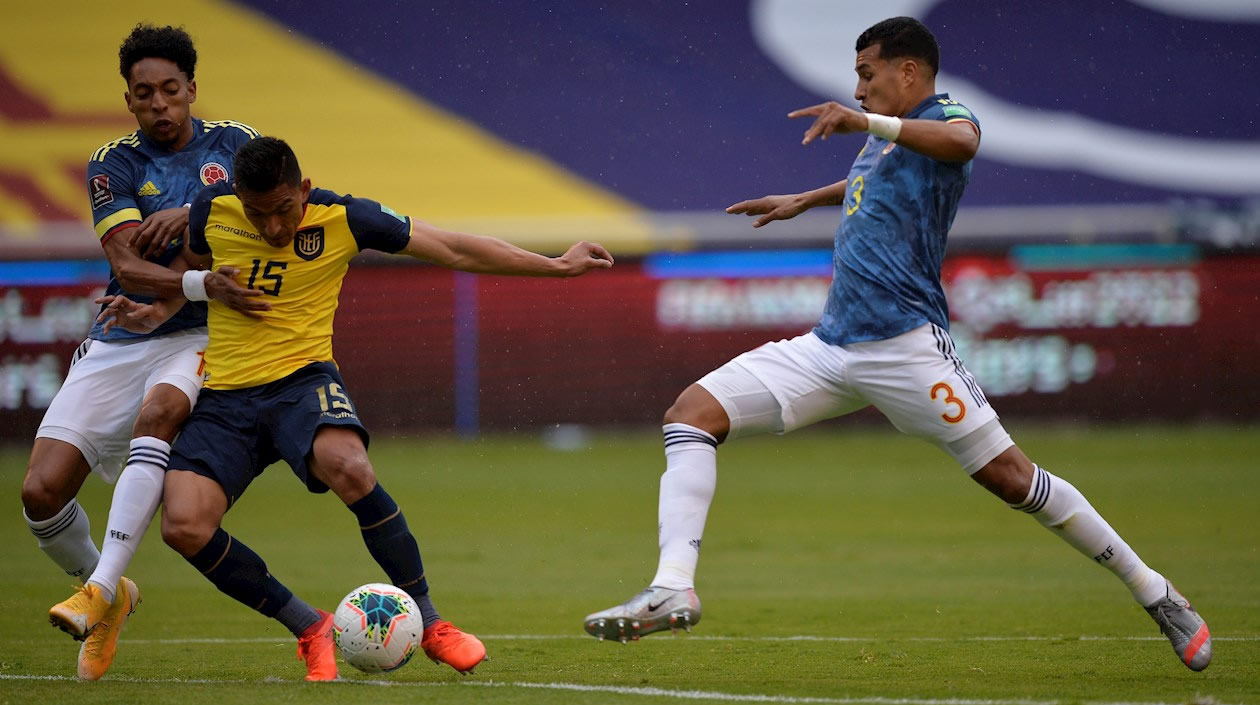 Jeisson Murillo y Johan Mojica neutralizando a Ángel Mena.