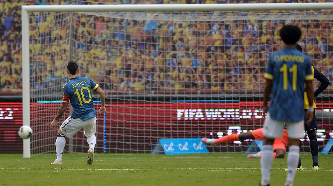 Cobro de tiro penal de James Rodríguez para el gol de la honrilla.