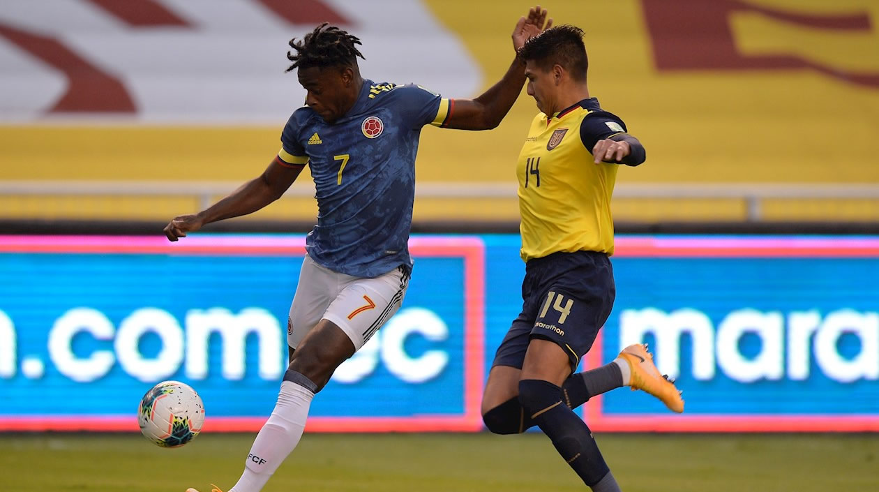 Duván Zapata superando a Xavier Arreaga.