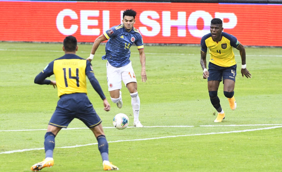 Luis Díaz enfrentando la marca de Xavier Arreaga y Robert Arboleda.