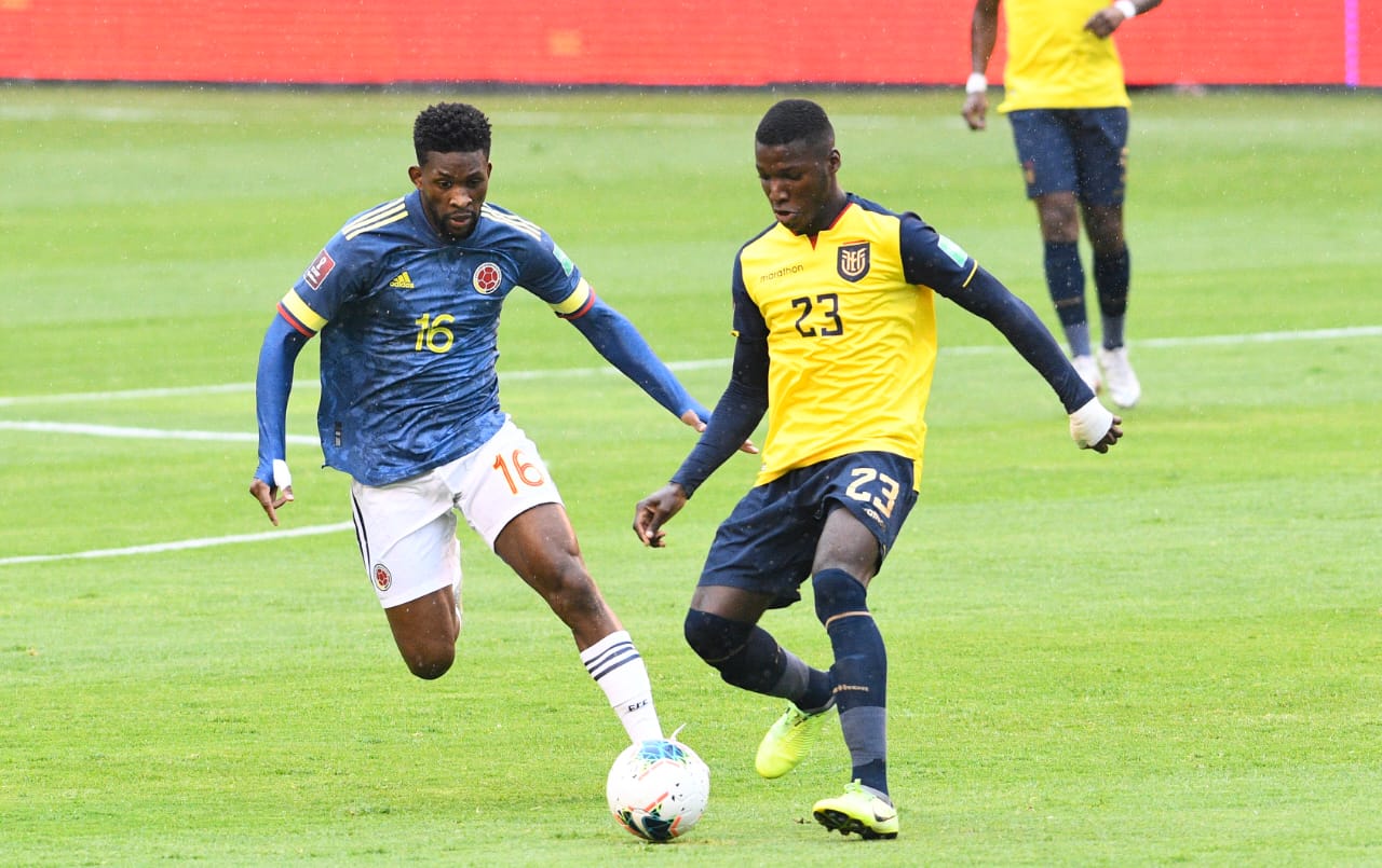 Moisés Caicedo intentando superar la marca de Jefferson Lerma.