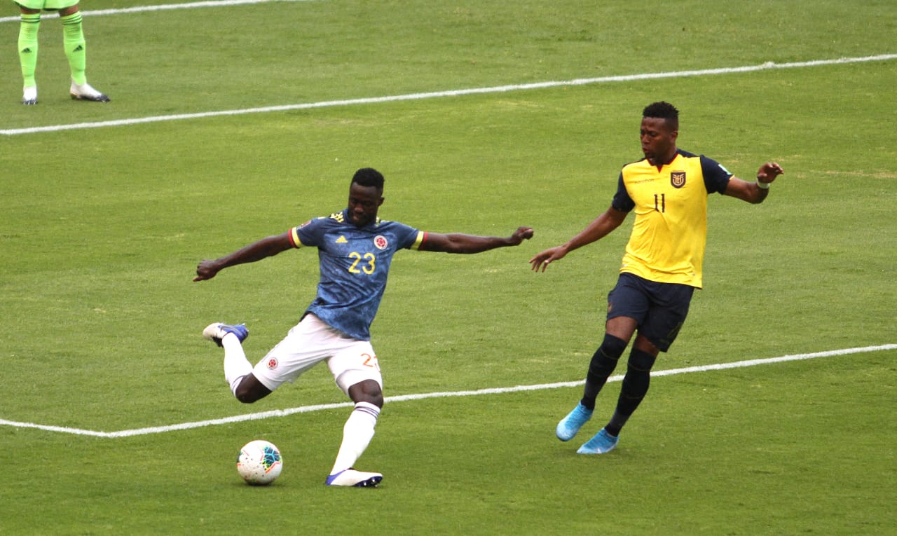 Davinson Sánchez despejando el ingreso de Michael Estrada.