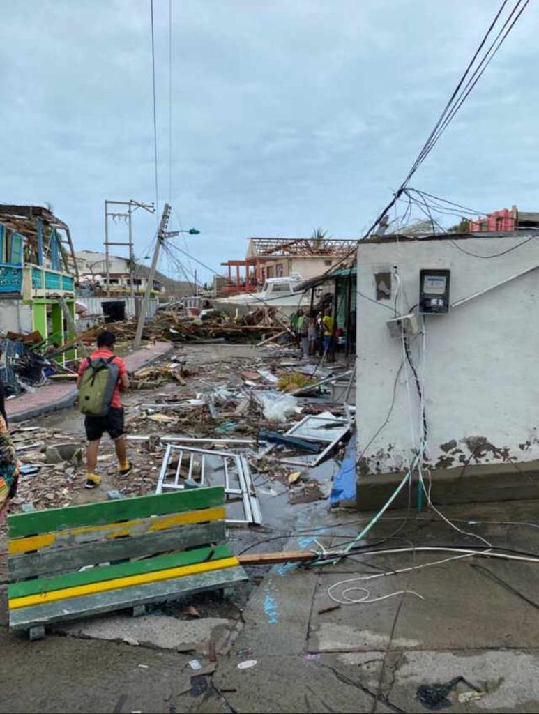Hasta las embarcaciones que estaban en el mar, con el paso de Iota quedaron en la carretera.