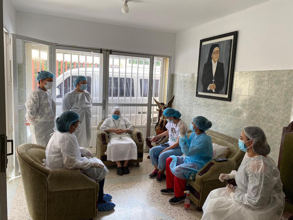 Personal de la Secretaría de Salud entregando recomendaciones.