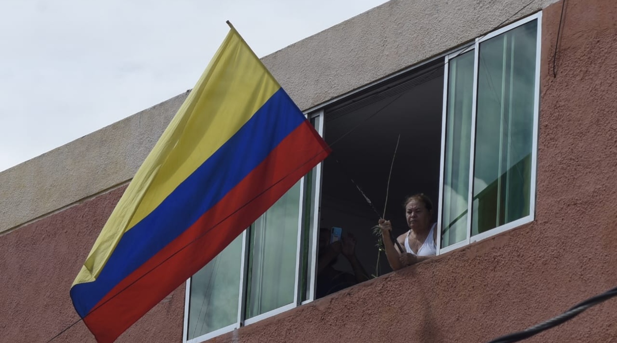 Muchos apoyaron la marcha desde las ventanas de sus apartamentos. 