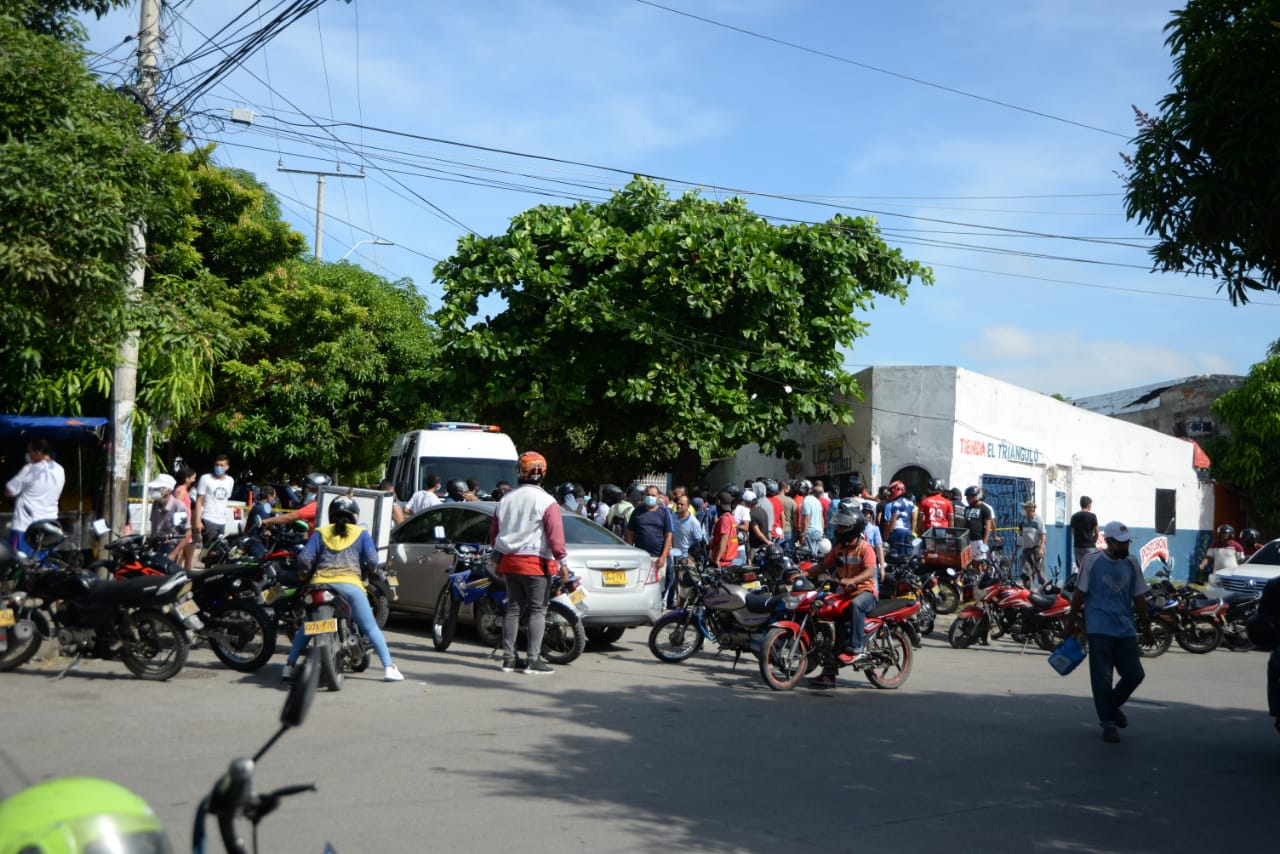 Muchas personas se aglomeraron en el lugar de los hechos. 