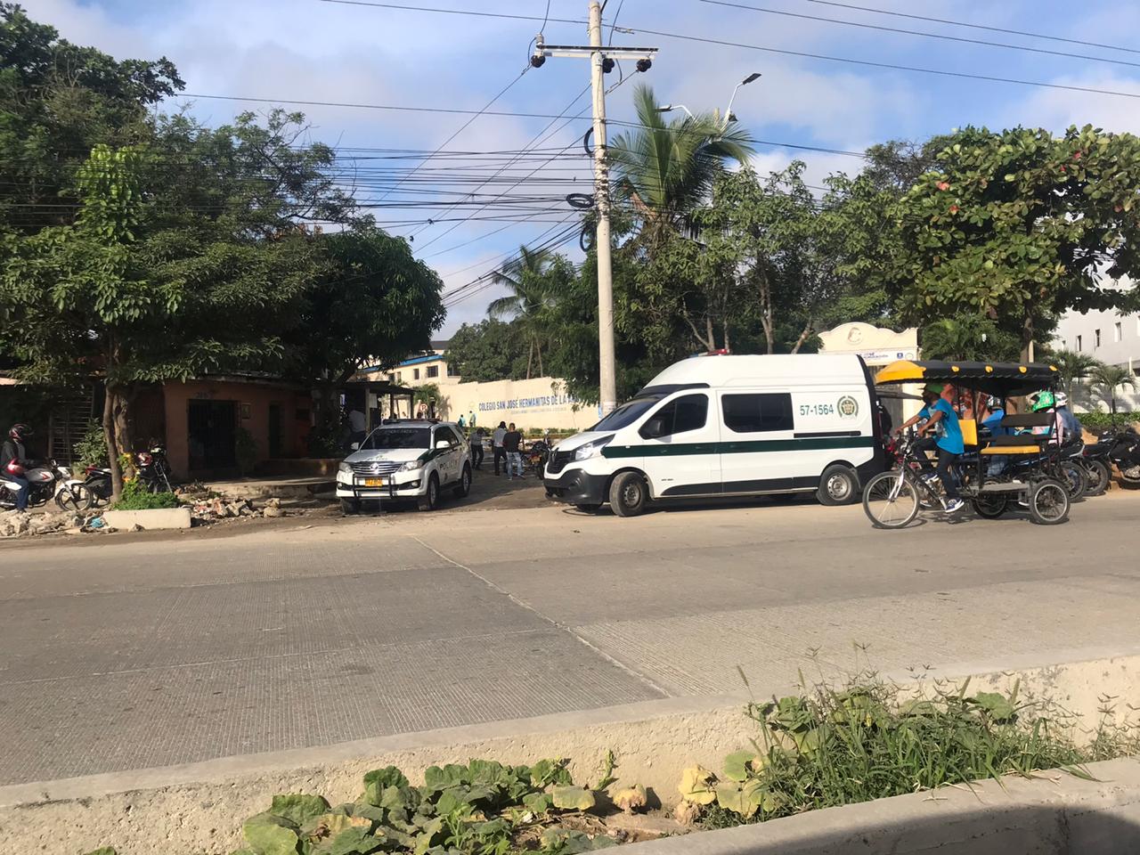 La Policía cerró la carrera 2 mientras realizaba la inspección del cadáver. 