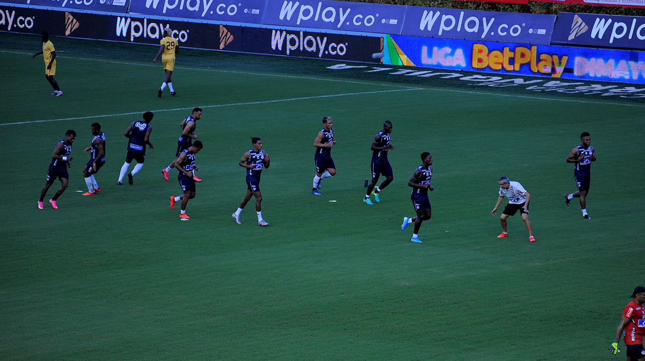 Calentamiento previo de los 'tiburones'.