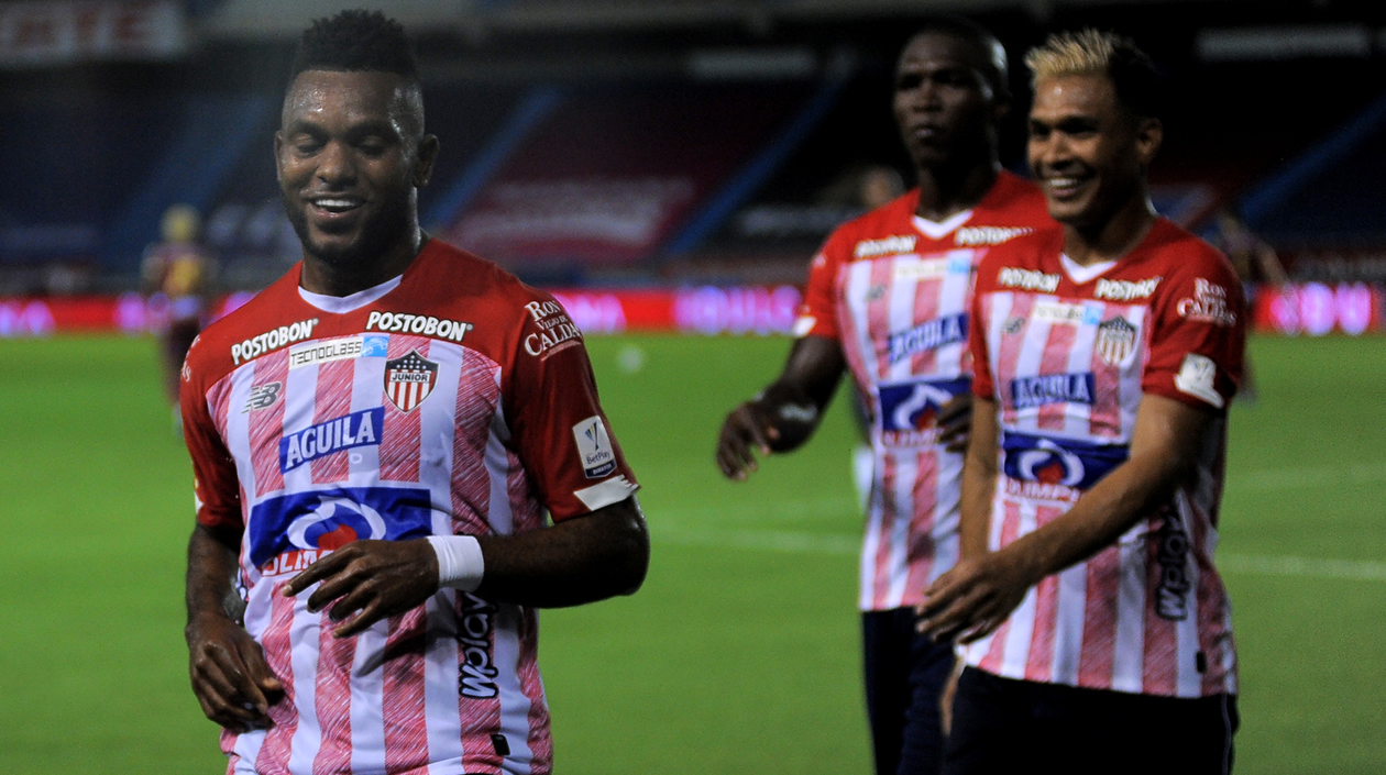 Miguel Ángel Borja celebrando el gol del triunfo con Teófilo Gutiérrez.