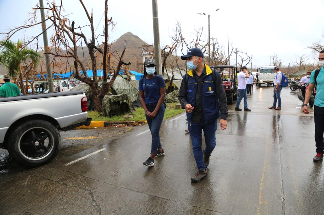 El Ministro Jonathan Malagón recorriendo la zona donde serán instaladas las viviendas prefabricadas.