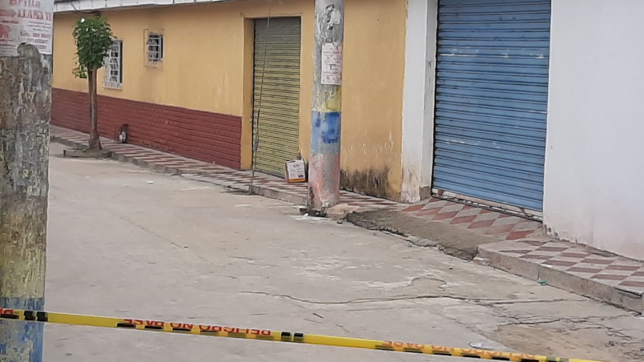 El lugar donde dejaron la caja fue acordonado por la Policía creyendo que se trataba de un explosivo verdadero. 