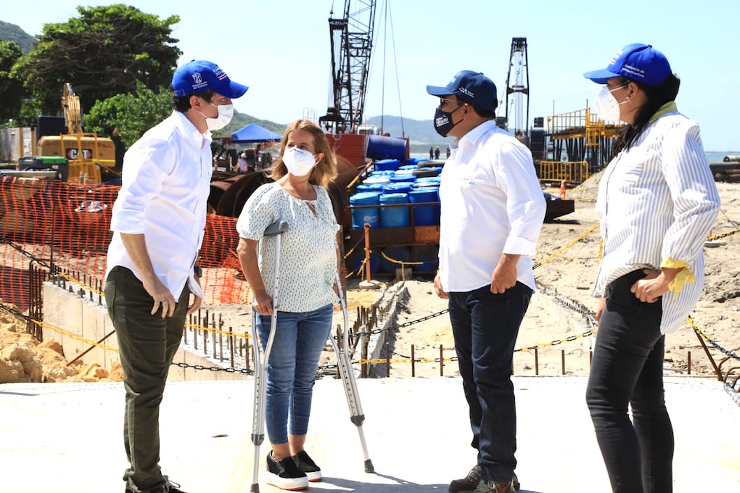 La Gobernadora Elsa Noguera inspeccionando las obras.