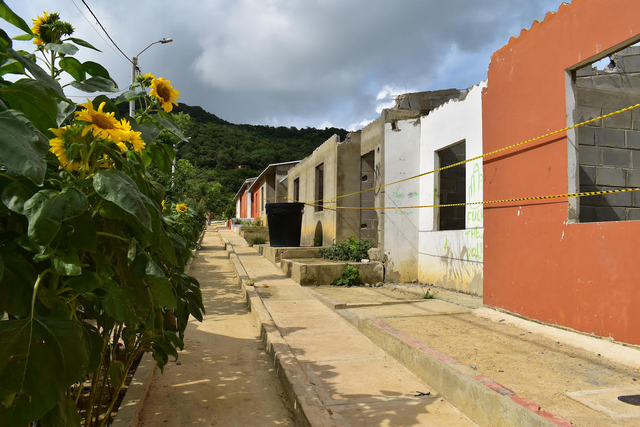 El muro de contención no detuvo los deslizamientos, las bases de las casas cedieron y estas se destruyeron