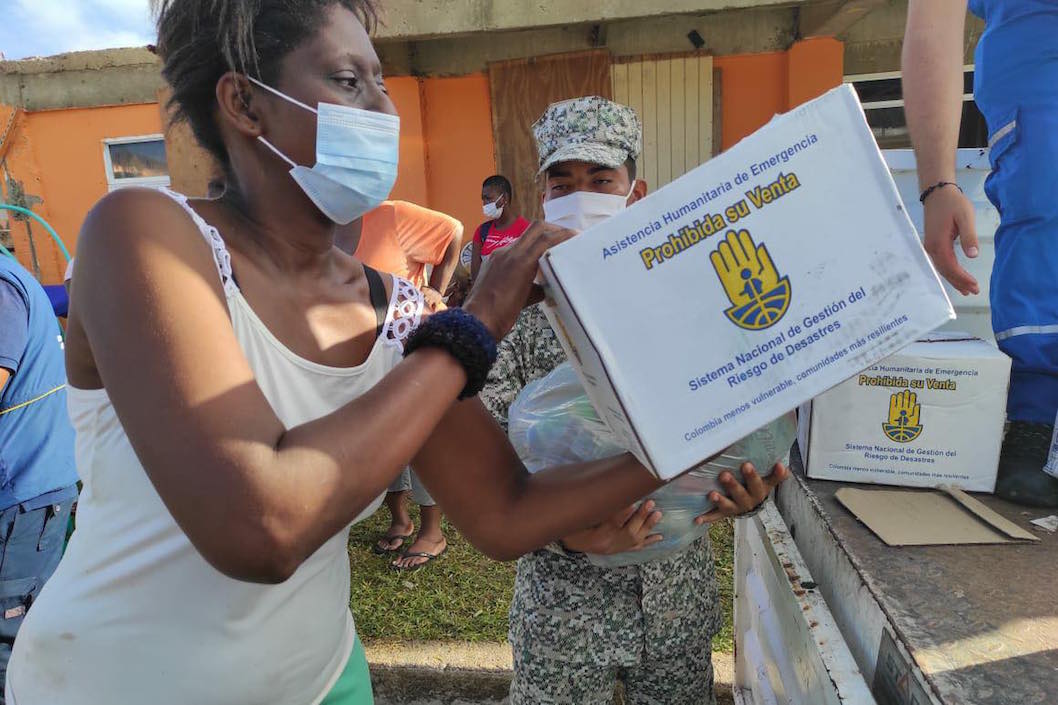 Una damnificada recibiendo ayuda humanitaria del Gobierno Nacional.