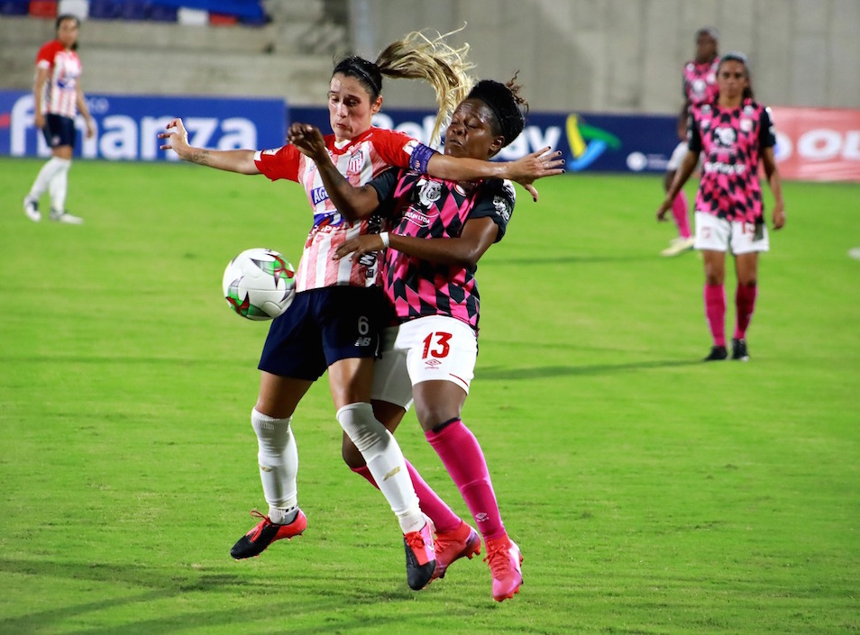 Daniela Montoya controlando un ataque visitante.